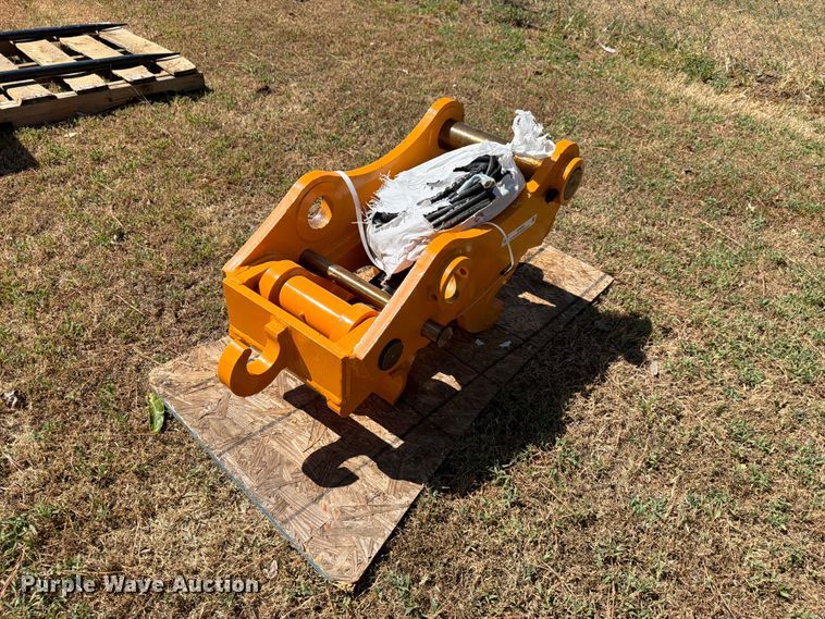 image for item EX4281 2026 GIYI K320 excavator quick attach