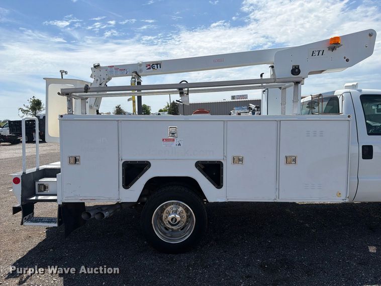 image for item FB5088 2011 Ford F450 Super Duty bucket truck