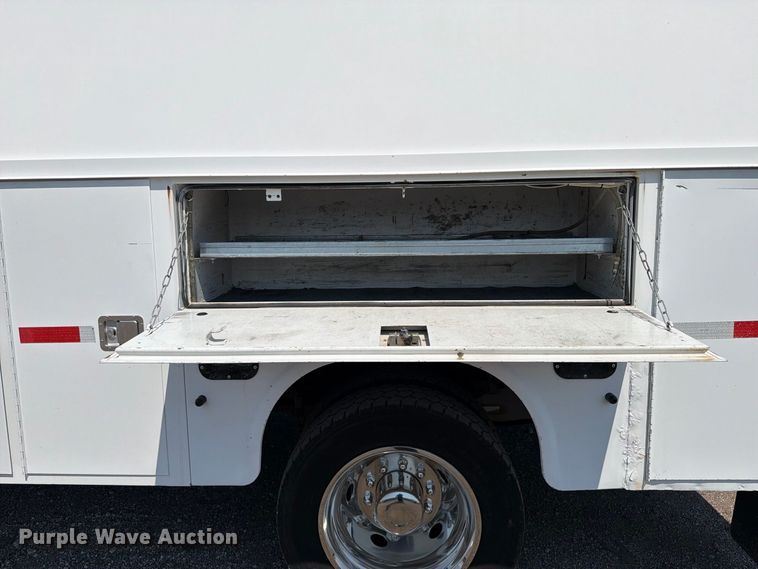 image for item FB5102 2011 Ford F550 Super Duty utility / service truck