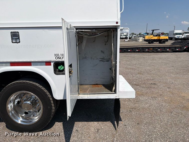 image for item FB5102 2011 Ford F550 Super Duty utility / service truck
