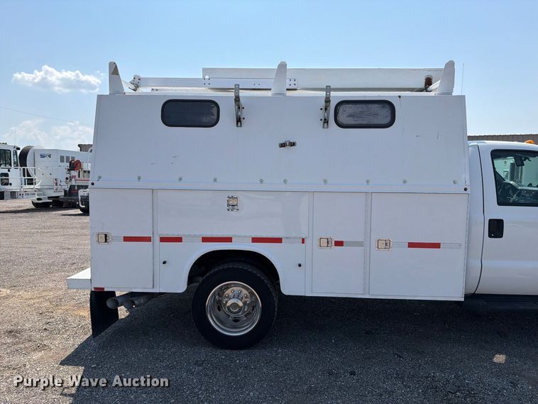 image for item FB5102 2011 Ford F550 Super Duty utility / service truck