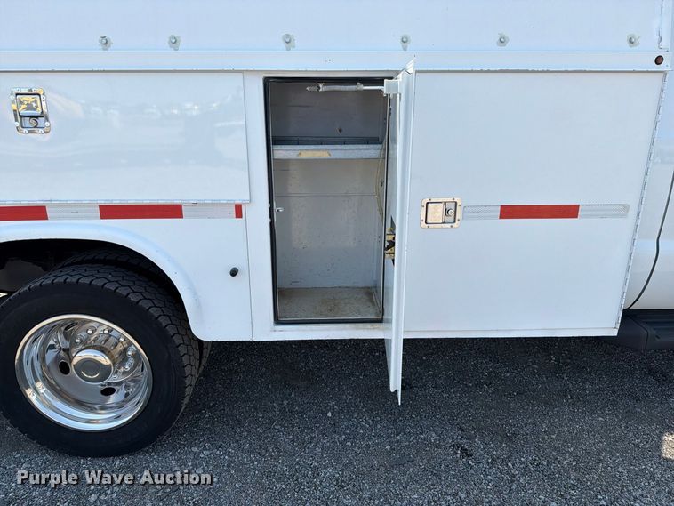 image for item FB5102 2011 Ford F550 Super Duty utility / service truck