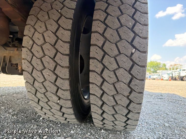 image for item FB5102 2011 Ford F550 Super Duty utility / service truck