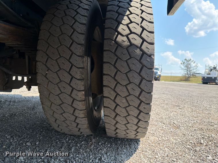 image for item FB5102 2011 Ford F550 Super Duty utility / service truck