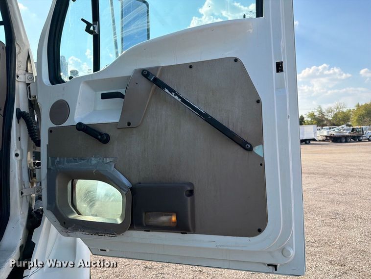 image for item FB5108 2006 Sterling L8500 utility / service truck