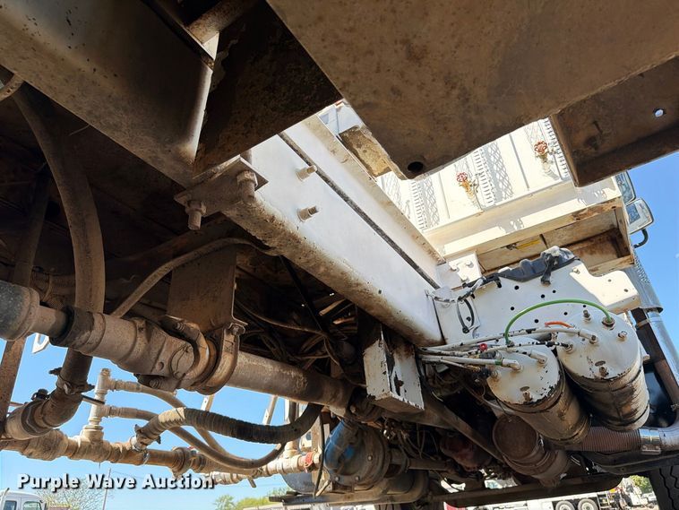 image for item FB5117 2010 International DuraStar 4400 oilfield acidizing pump truck
