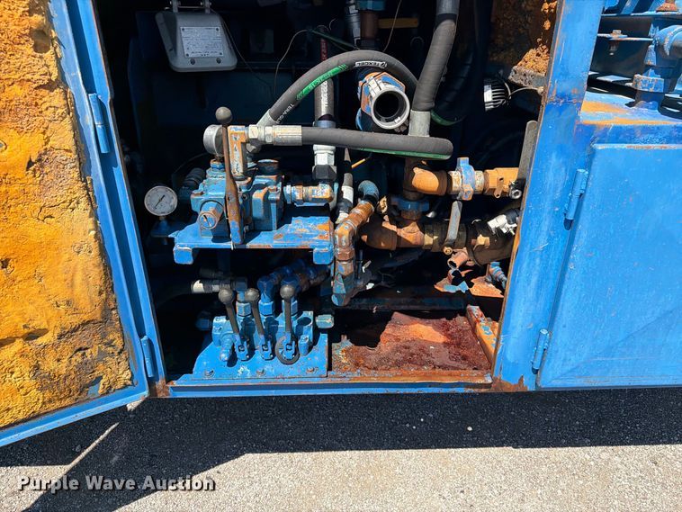 image for item FB5124 2010 Kenworth T370 oil acidizing pump truck