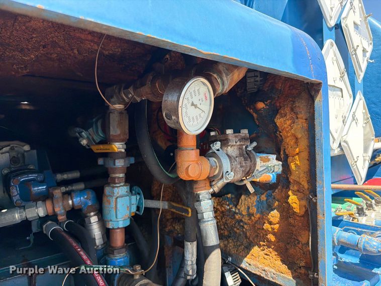 image for item FB5124 2010 Kenworth T370 oil acidizing pump truck