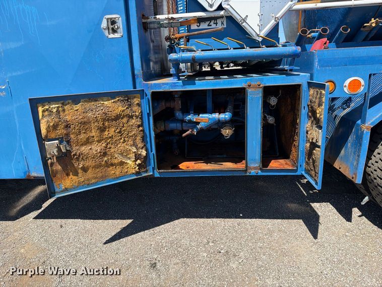 image for item FB5124 2010 Kenworth T370 oil acidizing pump truck