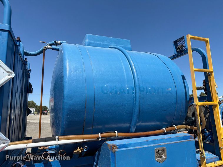 image for item FB5124 2010 Kenworth T370 oil acidizing pump truck