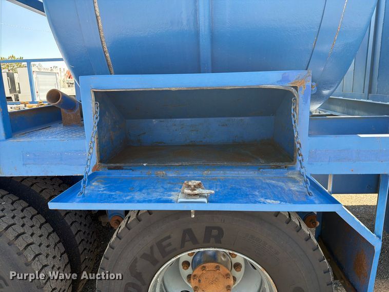image for item FB5124 2010 Kenworth T370 oil acidizing pump truck