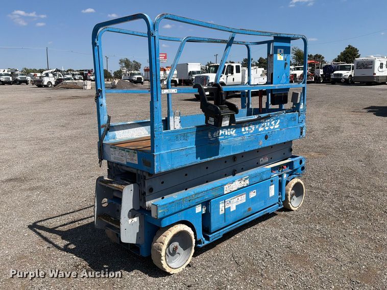 image for item FB5132 2000 Genie GS2032 scissor lift