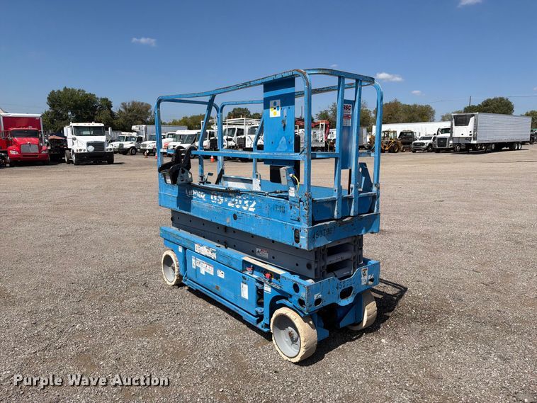image for item FB5132 2000 Genie GS2032 scissor lift