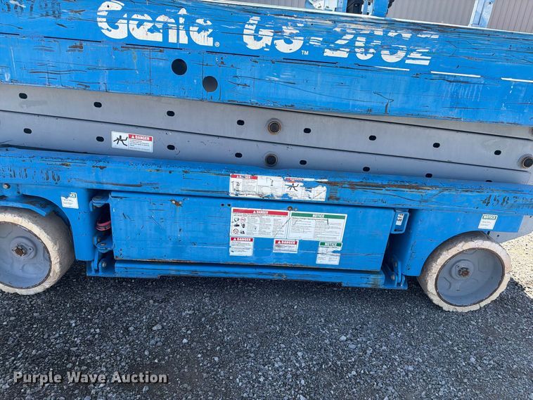 image for item FB5132 2000 Genie GS2032 scissor lift