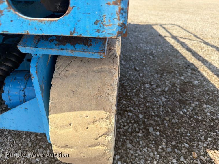 image for item FB5132 2000 Genie GS2032 scissor lift
