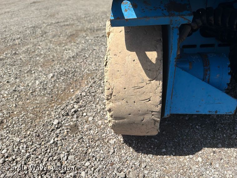 image for item FB5132 2000 Genie GS2032 scissor lift
