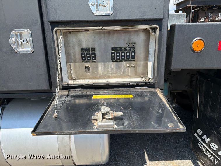 image for item FB5133 2005 Peterbilt 357 crane truck