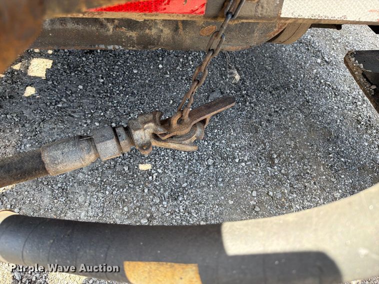 image for item FB5133 2005 Peterbilt 357 crane truck
