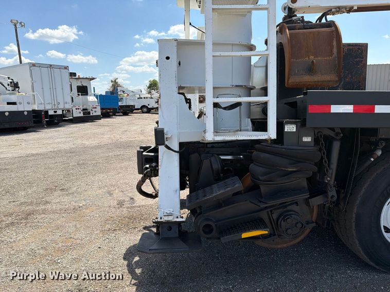 image for item FB5133 2005 Peterbilt 357 crane truck