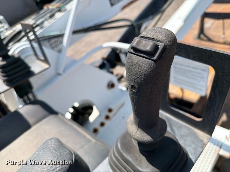 image for item FB5133 2005 Peterbilt 357 crane truck