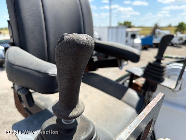 image for item FB5133 2005 Peterbilt 357 crane truck