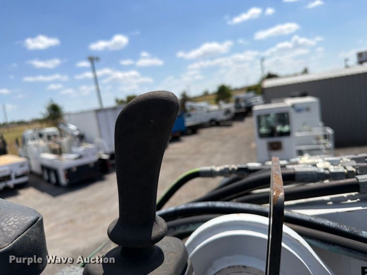 image for item FB5133 2005 Peterbilt 357 crane truck