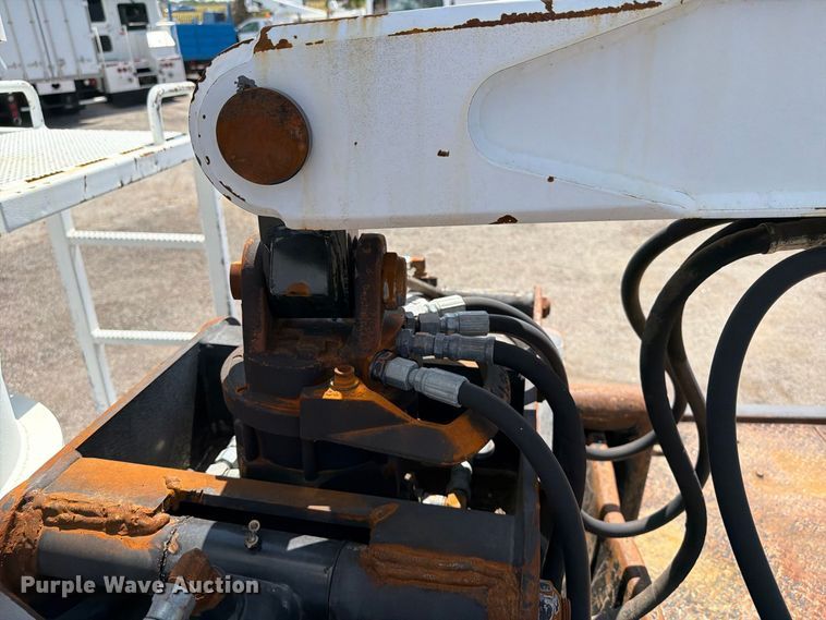 image for item FB5133 2005 Peterbilt 357 crane truck