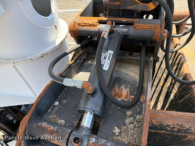 image for item FB5133 2005 Peterbilt 357 crane truck