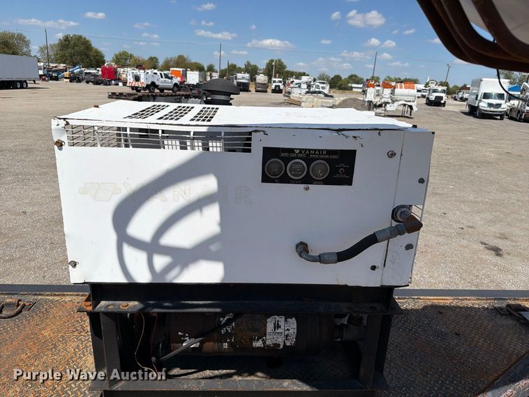 image for item FB5133 2005 Peterbilt 357 crane truck