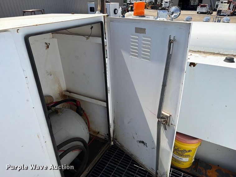 image for item FB5133 2005 Peterbilt 357 crane truck