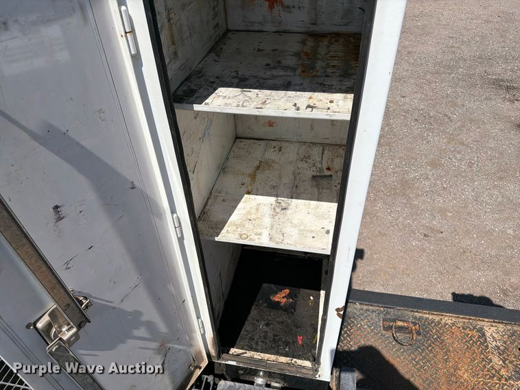 image for item FB5133 2005 Peterbilt 357 crane truck