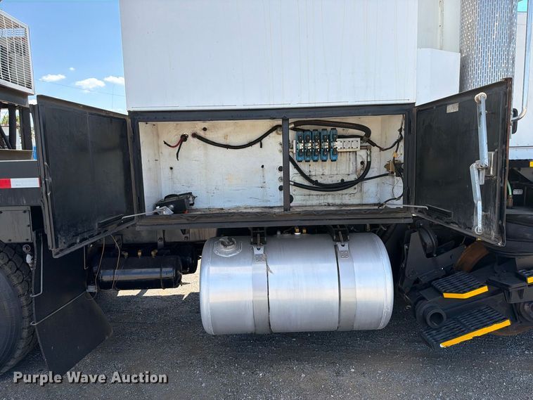 image for item FB5133 2005 Peterbilt 357 crane truck