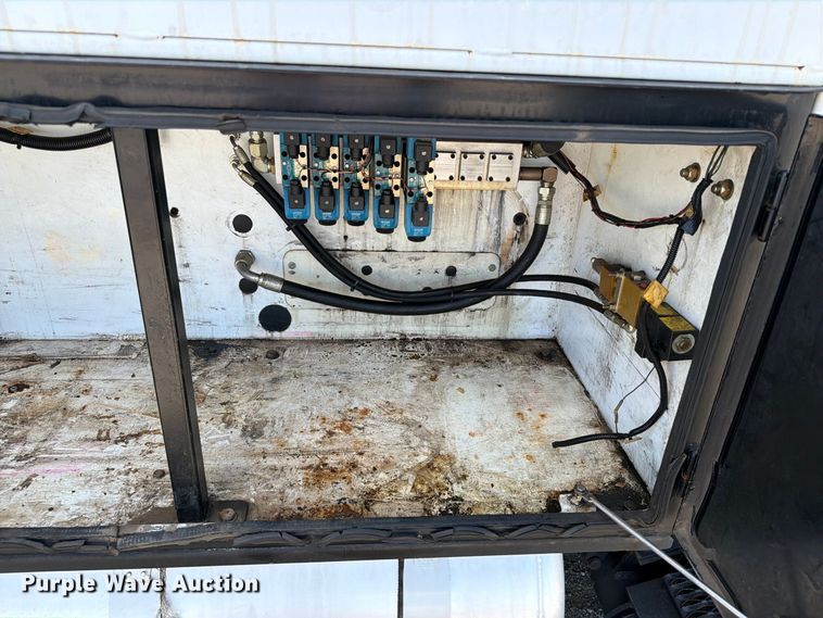 image for item FB5133 2005 Peterbilt 357 crane truck