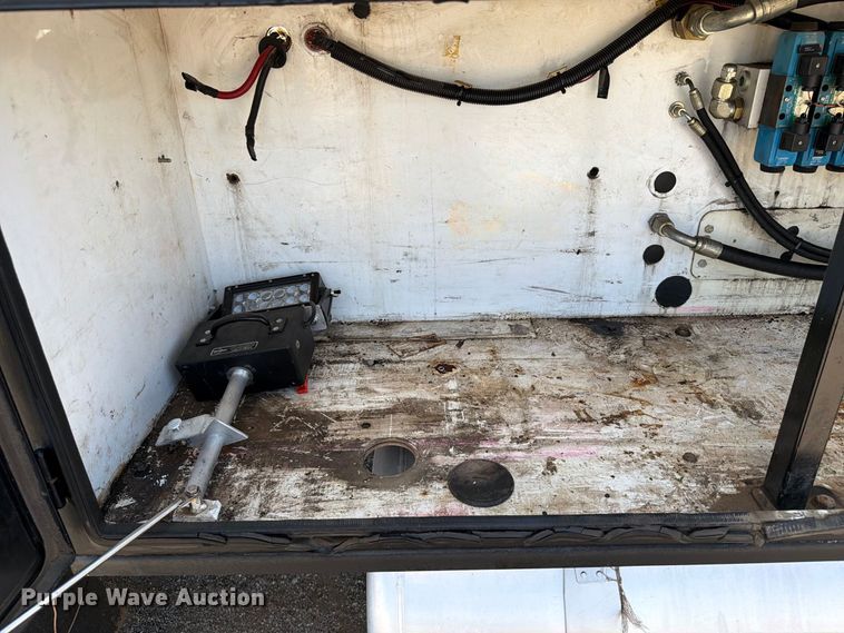 image for item FB5133 2005 Peterbilt 357 crane truck