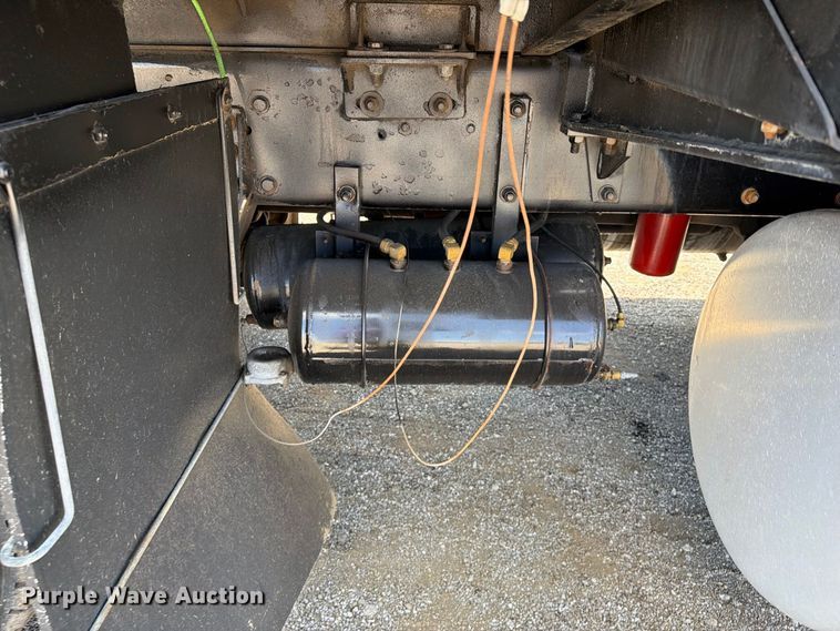 image for item FB5133 2005 Peterbilt 357 crane truck