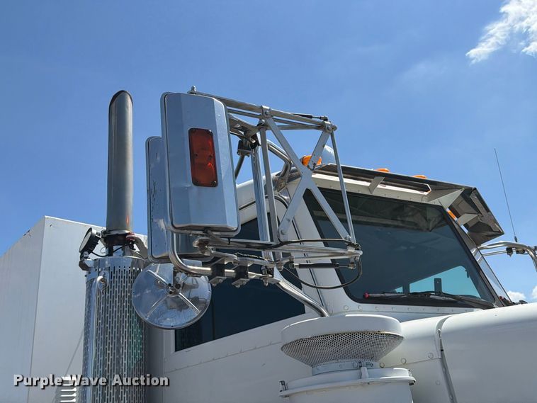 image for item FB5133 2005 Peterbilt 357 crane truck