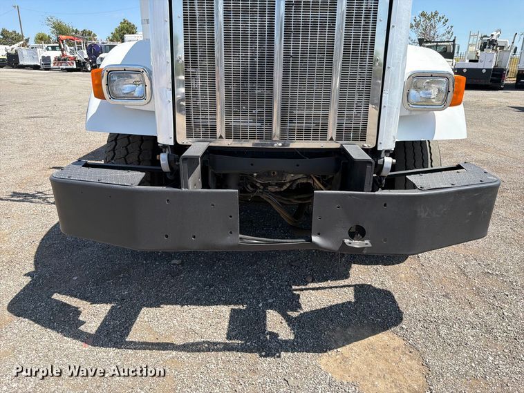 image for item FB5133 2005 Peterbilt 357 crane truck
