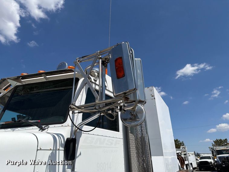 image for item FB5133 2005 Peterbilt 357 crane truck