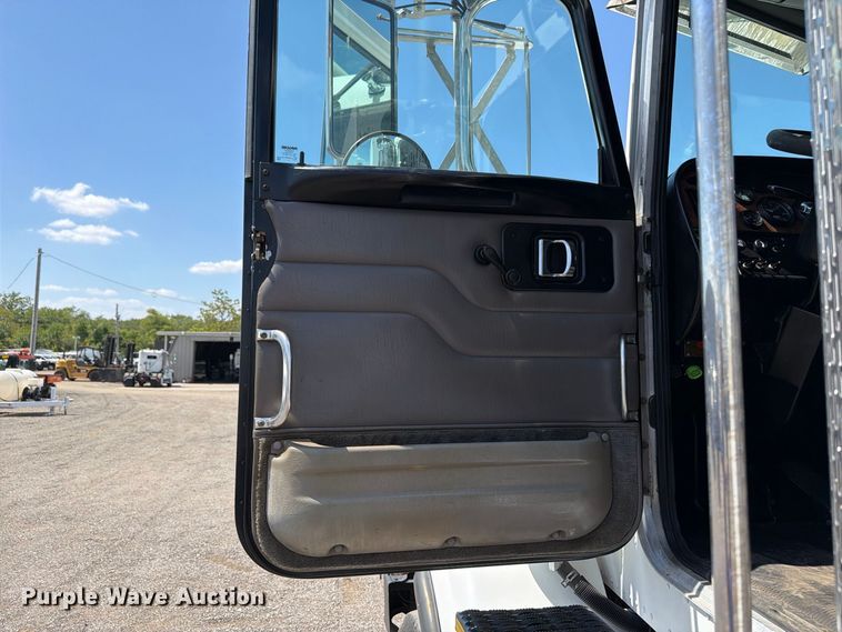 image for item FB5133 2005 Peterbilt 357 crane truck