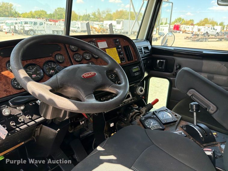 image for item FB5133 2005 Peterbilt 357 crane truck