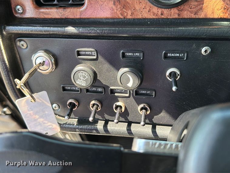 image for item FB5133 2005 Peterbilt 357 crane truck