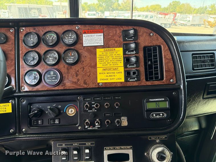 image for item FB5133 2005 Peterbilt 357 crane truck