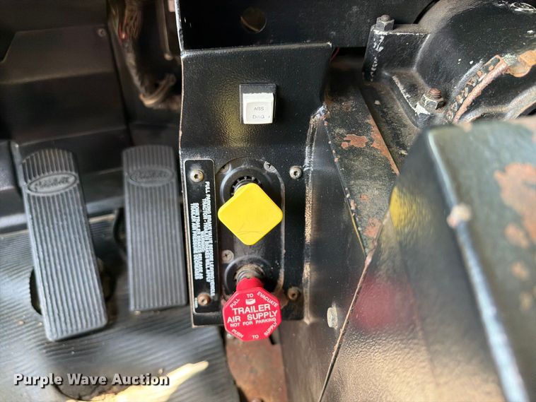 image for item FB5133 2005 Peterbilt 357 crane truck