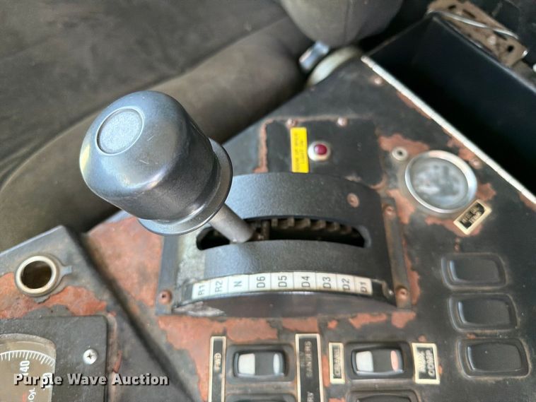 image for item FB5133 2005 Peterbilt 357 crane truck
