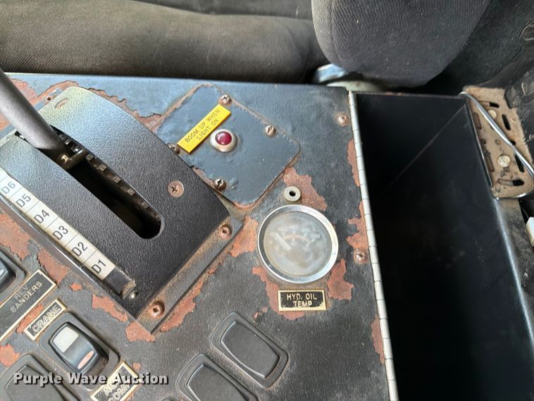 image for item FB5133 2005 Peterbilt 357 crane truck