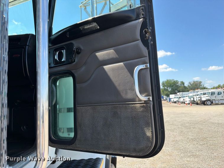image for item FB5133 2005 Peterbilt 357 crane truck