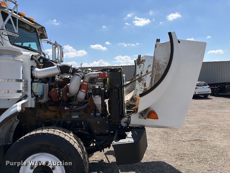 image for item FB5133 2005 Peterbilt 357 crane truck