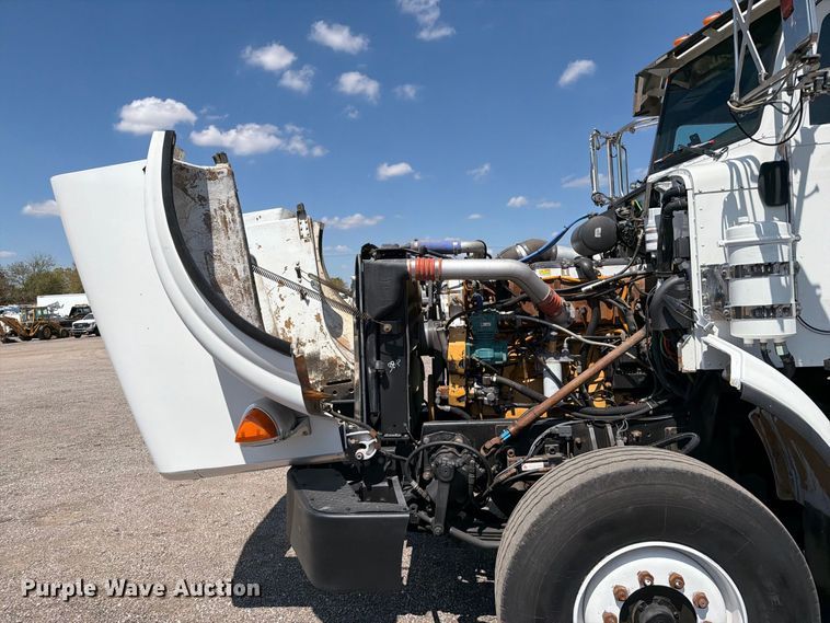 image for item FB5133 2005 Peterbilt 357 crane truck
