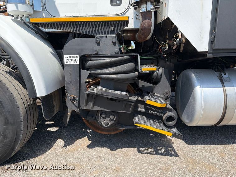 image for item FB5133 2005 Peterbilt 357 crane truck