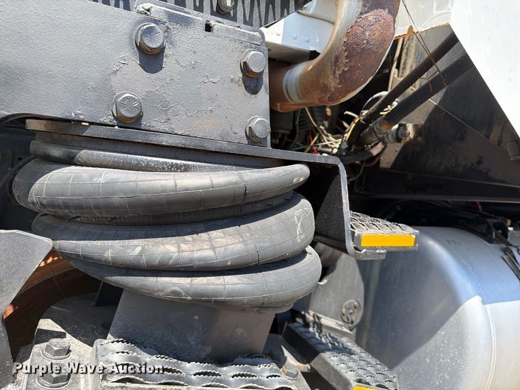 image for item FB5133 2005 Peterbilt 357 crane truck